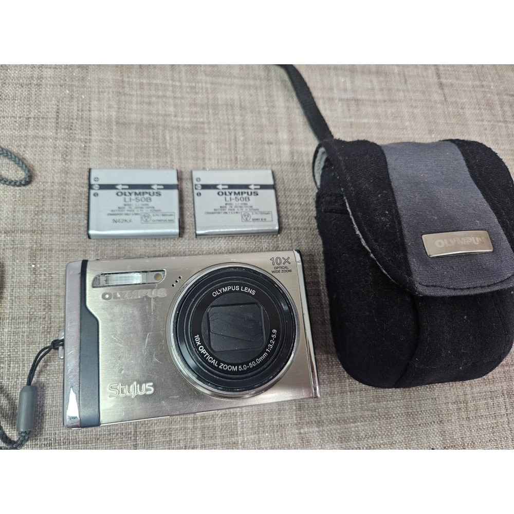 Olympus Stylus Digital Camera Silver 10x Optical Wide Zoom 2 Batteries & Case